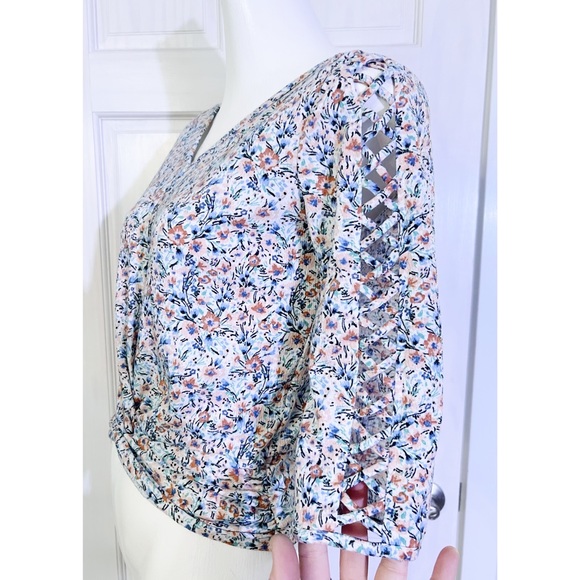 GUC | A. Byer | V Neck Lattice Cutout 3/4 Sleeve Floral Blouse w/Ruching | Small - Picture 4 of 15